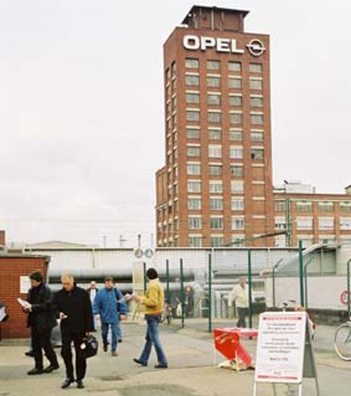 Am Portal 45 der Opelwerke Rüsselsheim