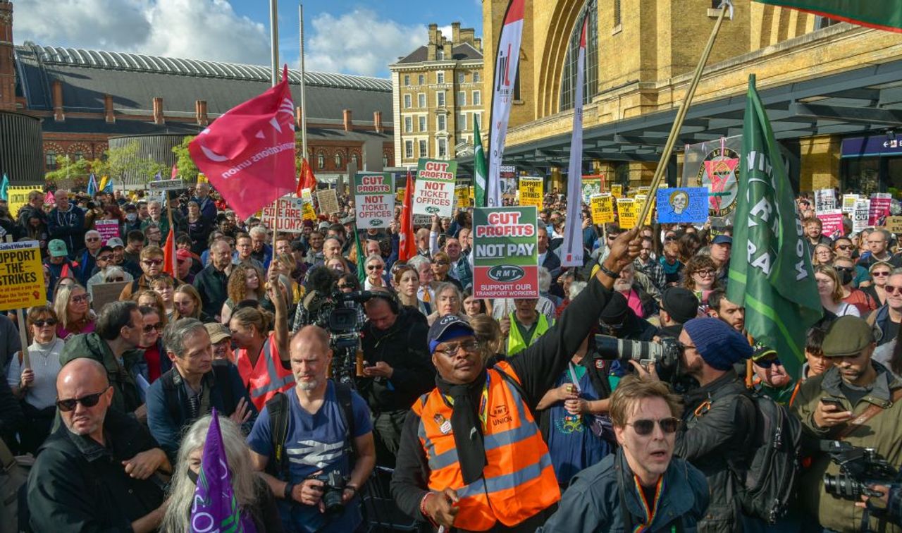 170 000 UK Rail Post And Port Workers Strike In Largest Mobilisation   545b3415 30c4 4652 9534 09ec32343f35