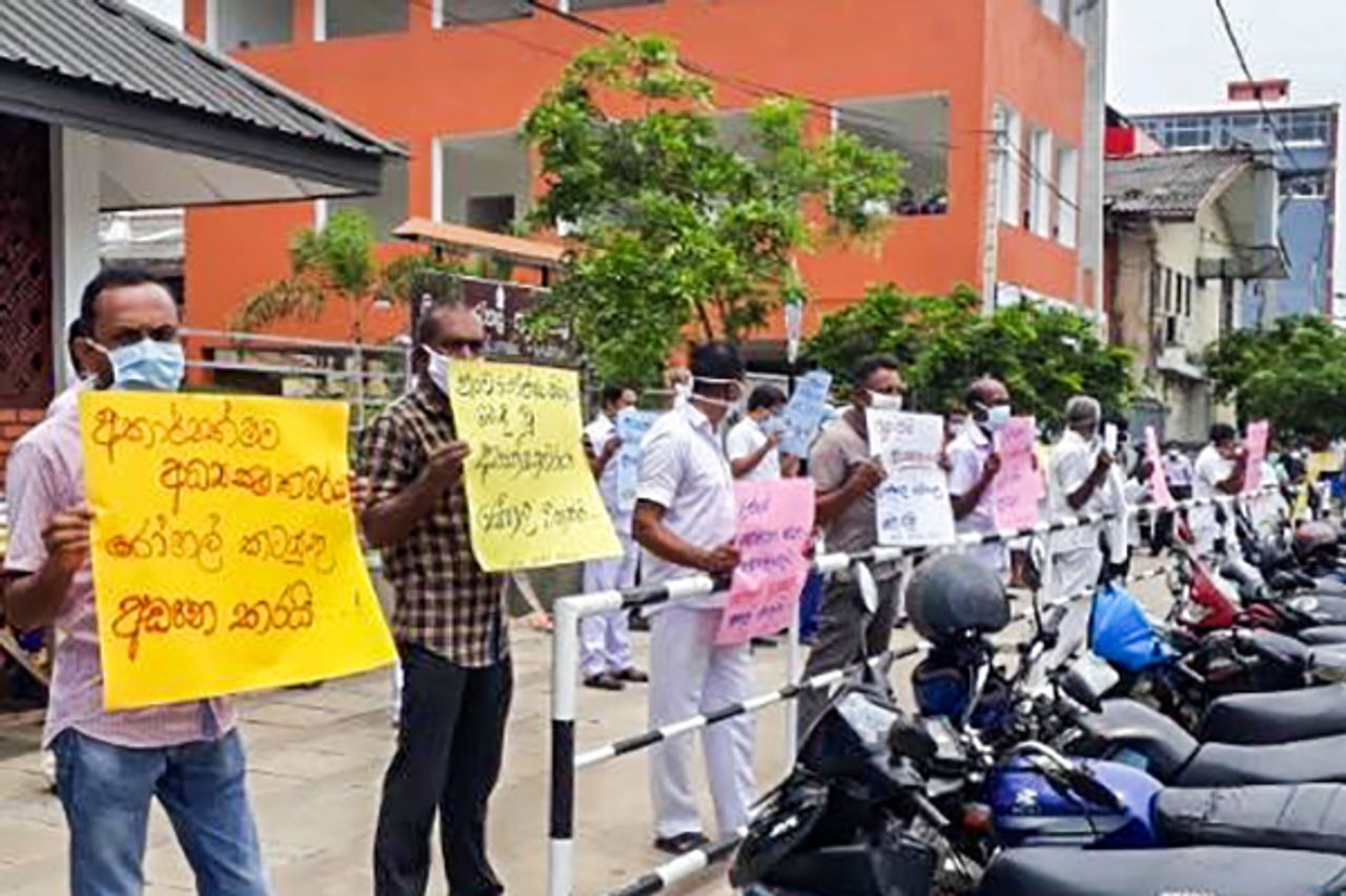 sri-lankan-health-workers-protest-wage-and-transport-cuts-during