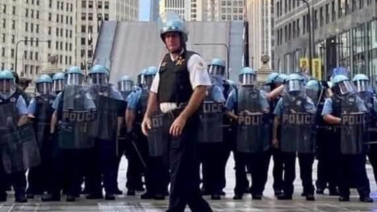 After another police riot, Chicago mayor rises to national prominence