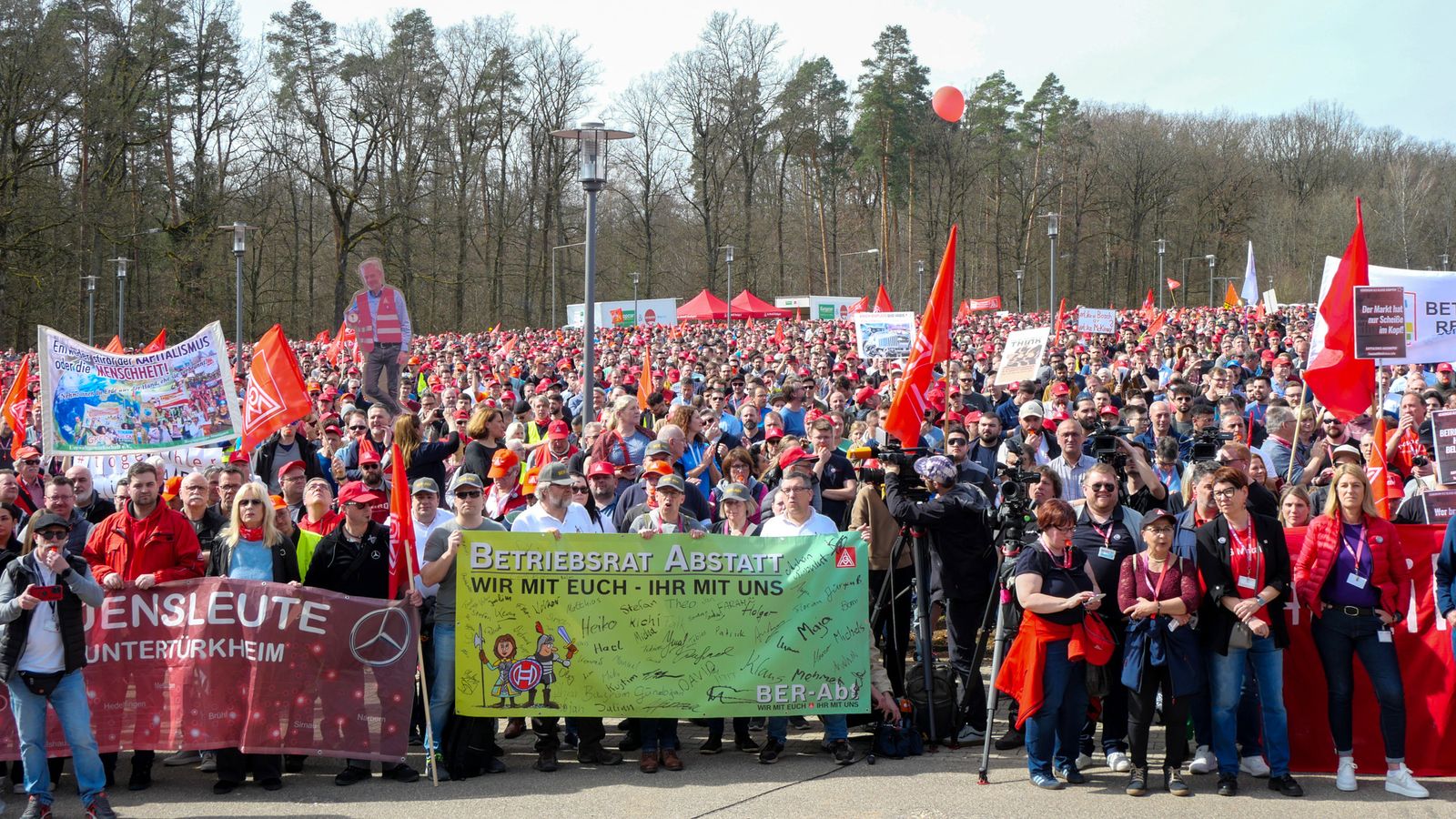 25 000 protest against mass redundancies at Bosch in Germany