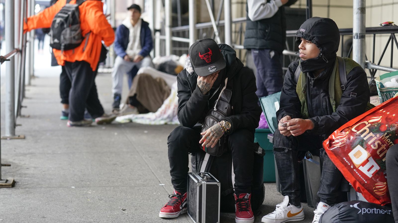 More and more homeless migrants have to sleep outside in New York