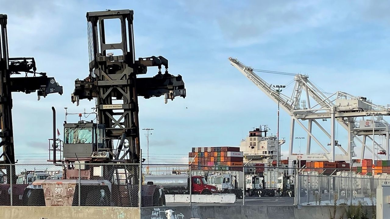 Major Disruption At Port Of Oakland, California After Dockworkers Walk ...