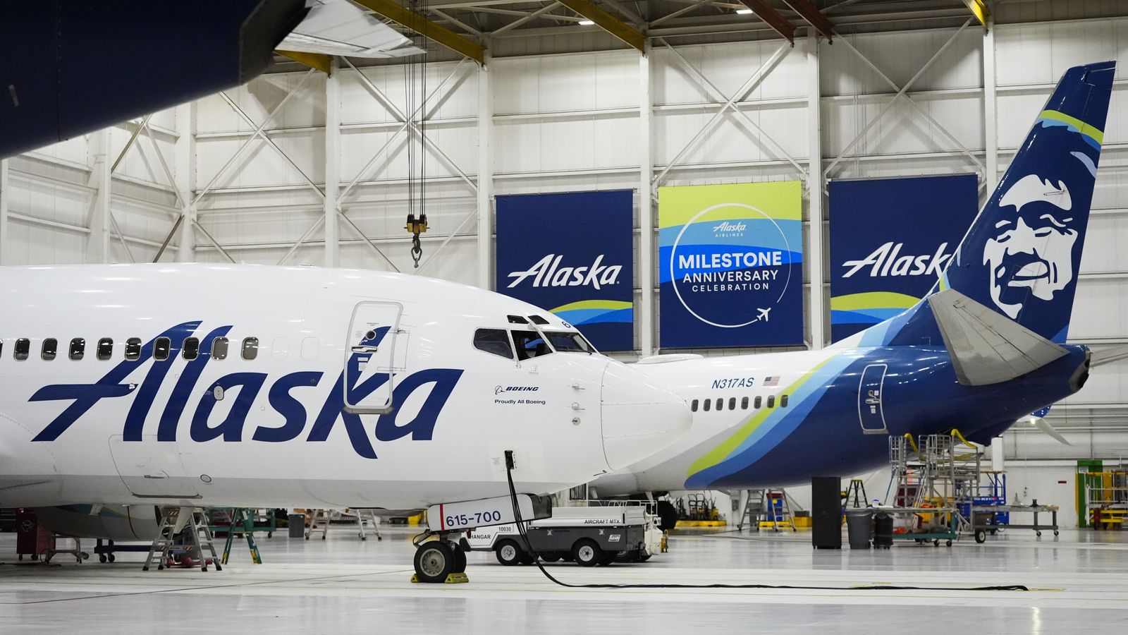 Alaska Airlines flight attendants overwhelmingly reject sell-off agreement as opposition to American Airlines contract grows