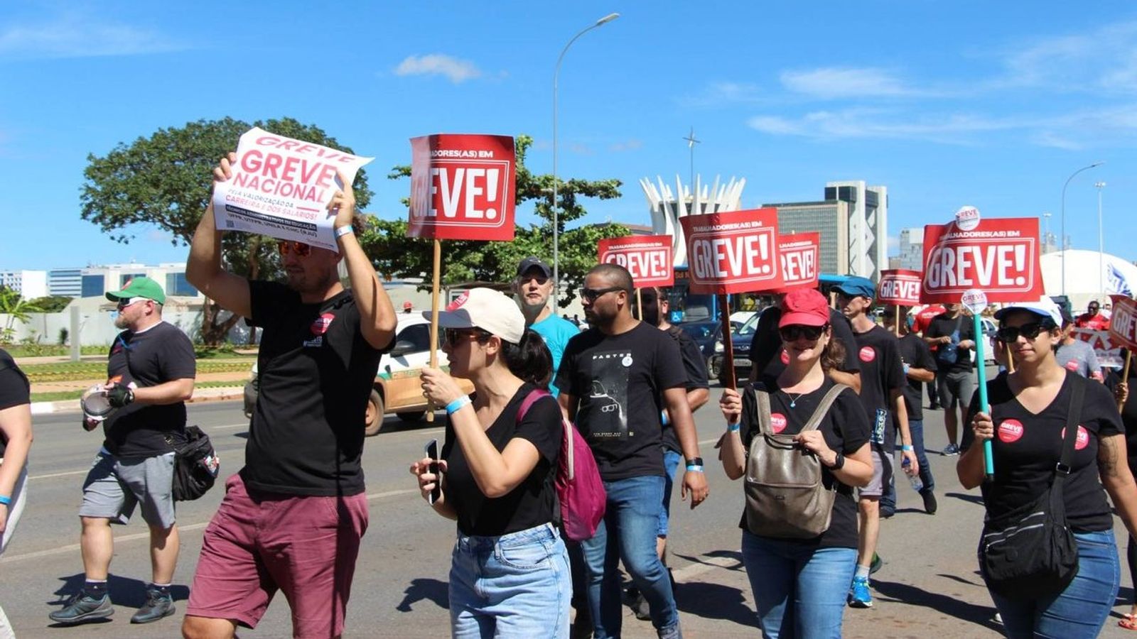 Sindicatos encerram greve federal pela educação no Brasil