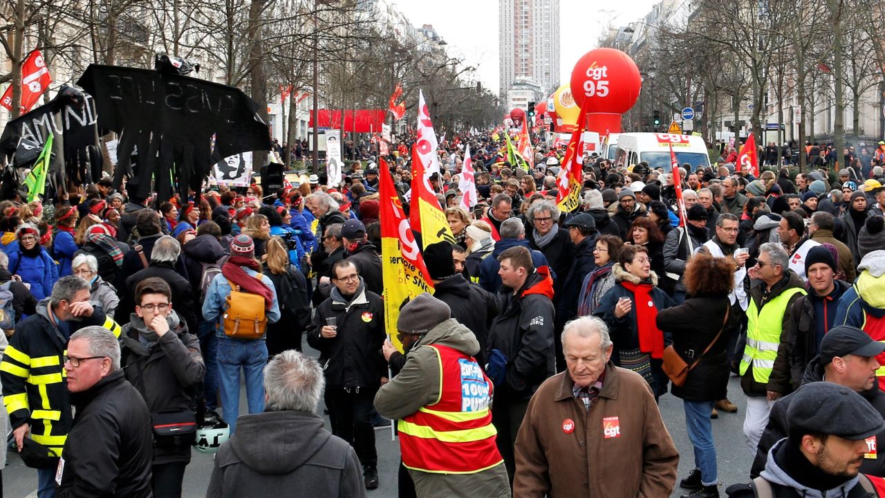 Frankreich: Proteste Gegen Rentenkürzungen Gehen Weiter – Trotz ...