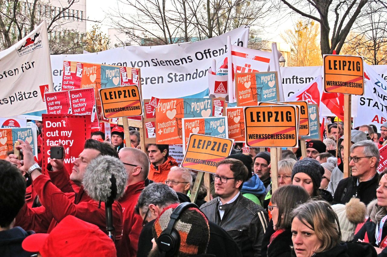 Siemens-Arbeiter Protestieren Gegen Entlassungen Und Werksschließungen ...