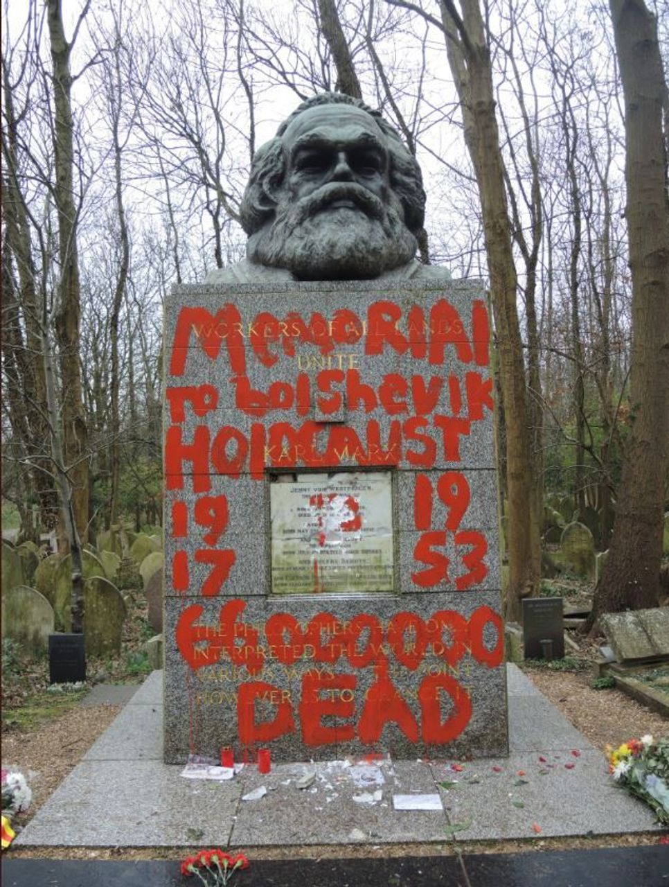 Karl Marx In Mezari Fasistlerin Saldirisina Ugradi World