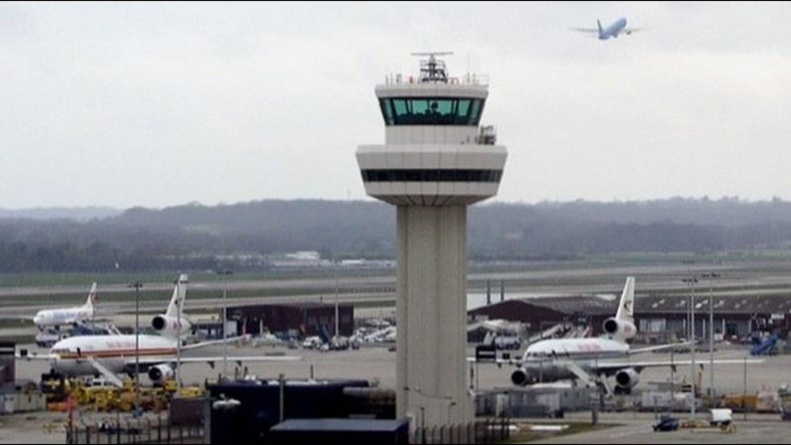 Die Flughäfen Gatwick stornieren Flüge und Schulen werden geschlossen, da sich COVID in Großbritannien ausbreitet