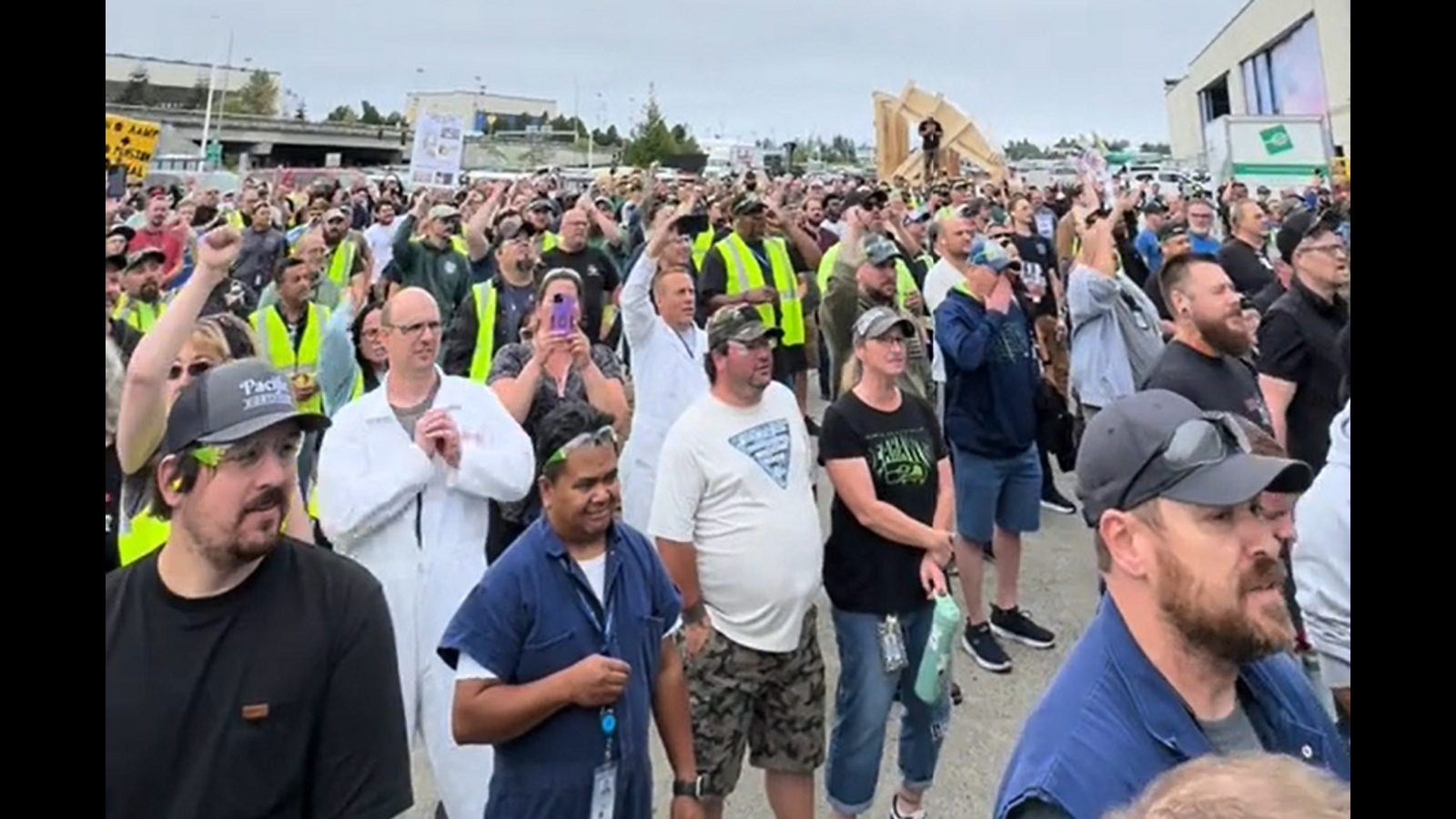 Boeing workers hold mass rallies against sellout IAM contract World