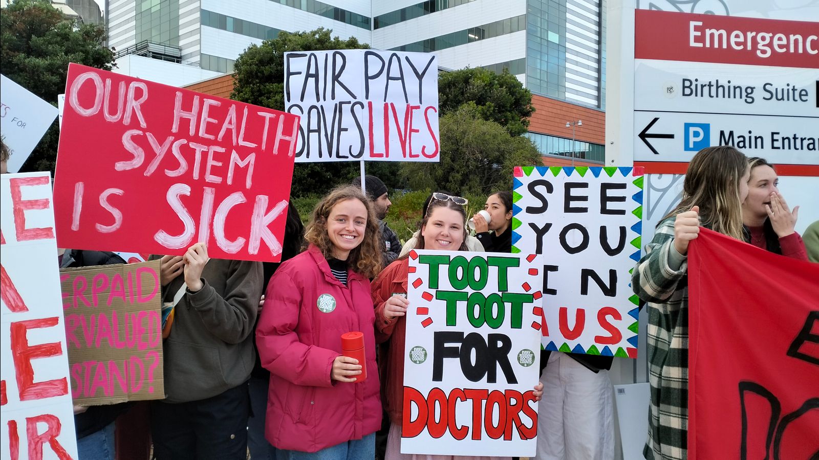 Thousands of New Zealand doctors hold second strike