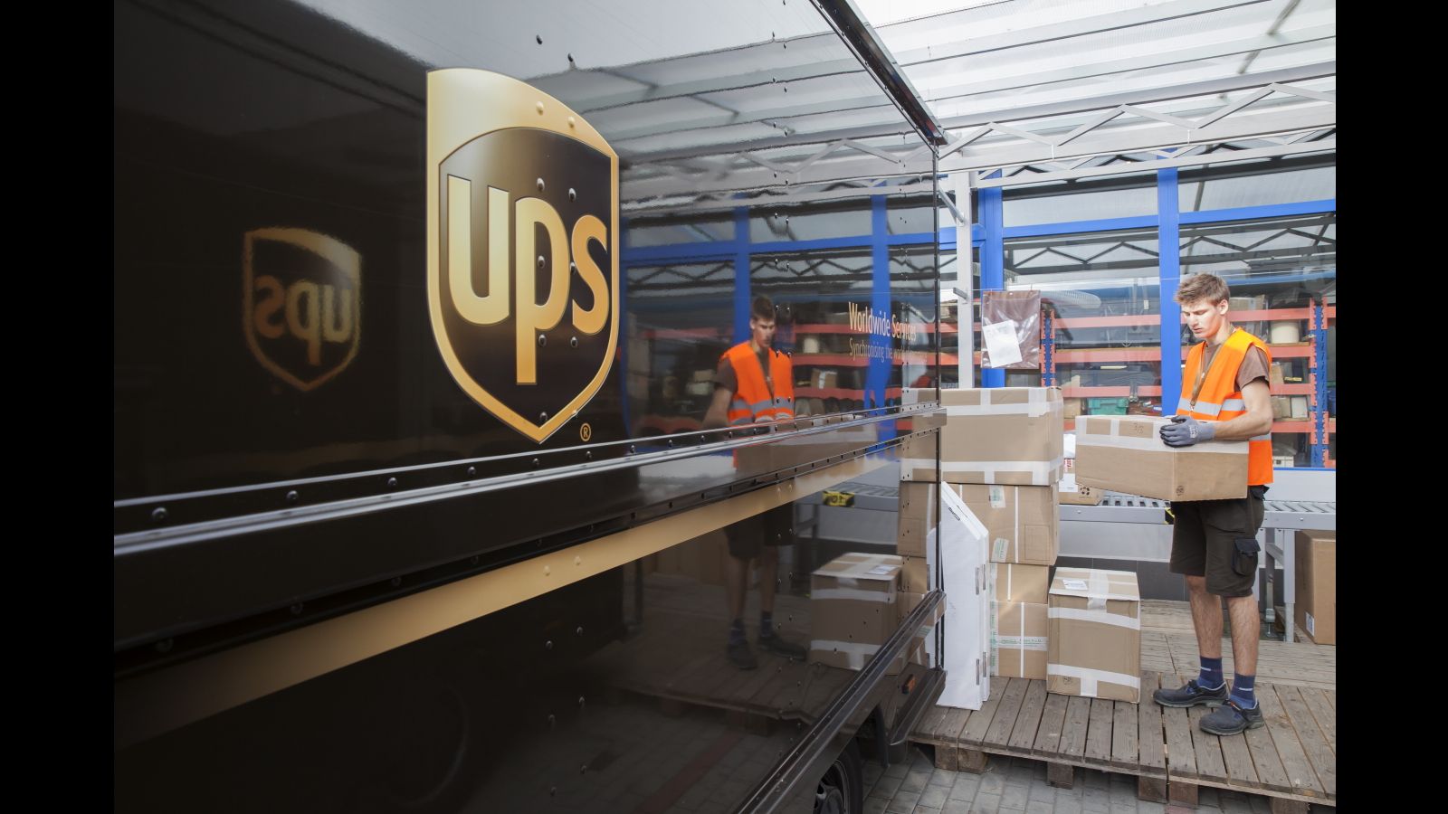 Teamsters union extends UPS contract deadline to impose sellout deal