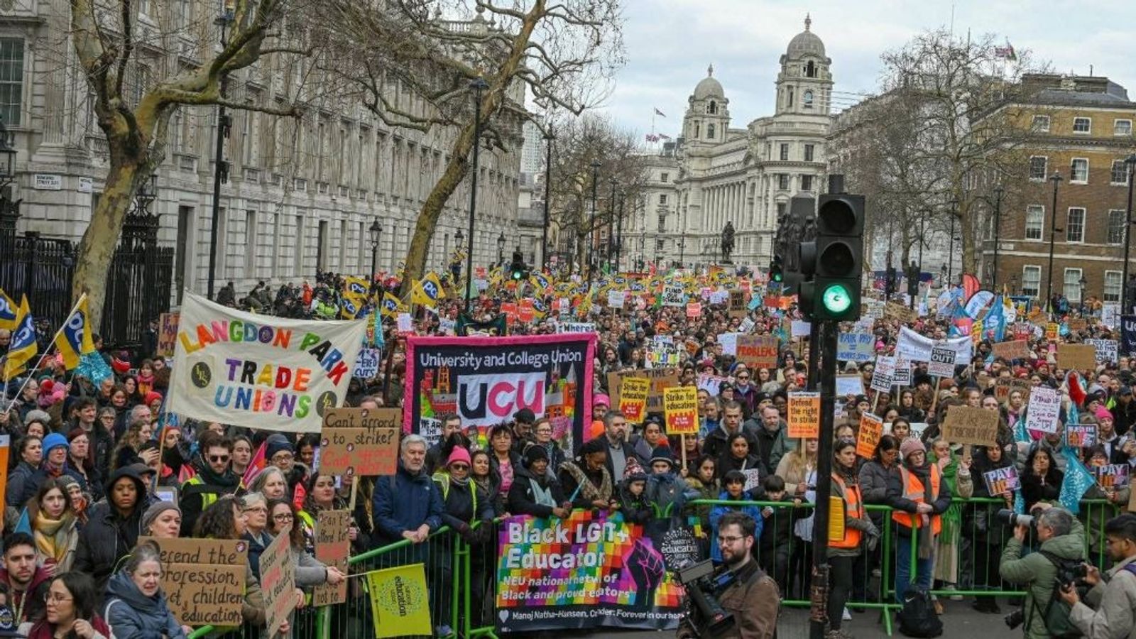 Half a million UK workers strike - World Socialist Web Site