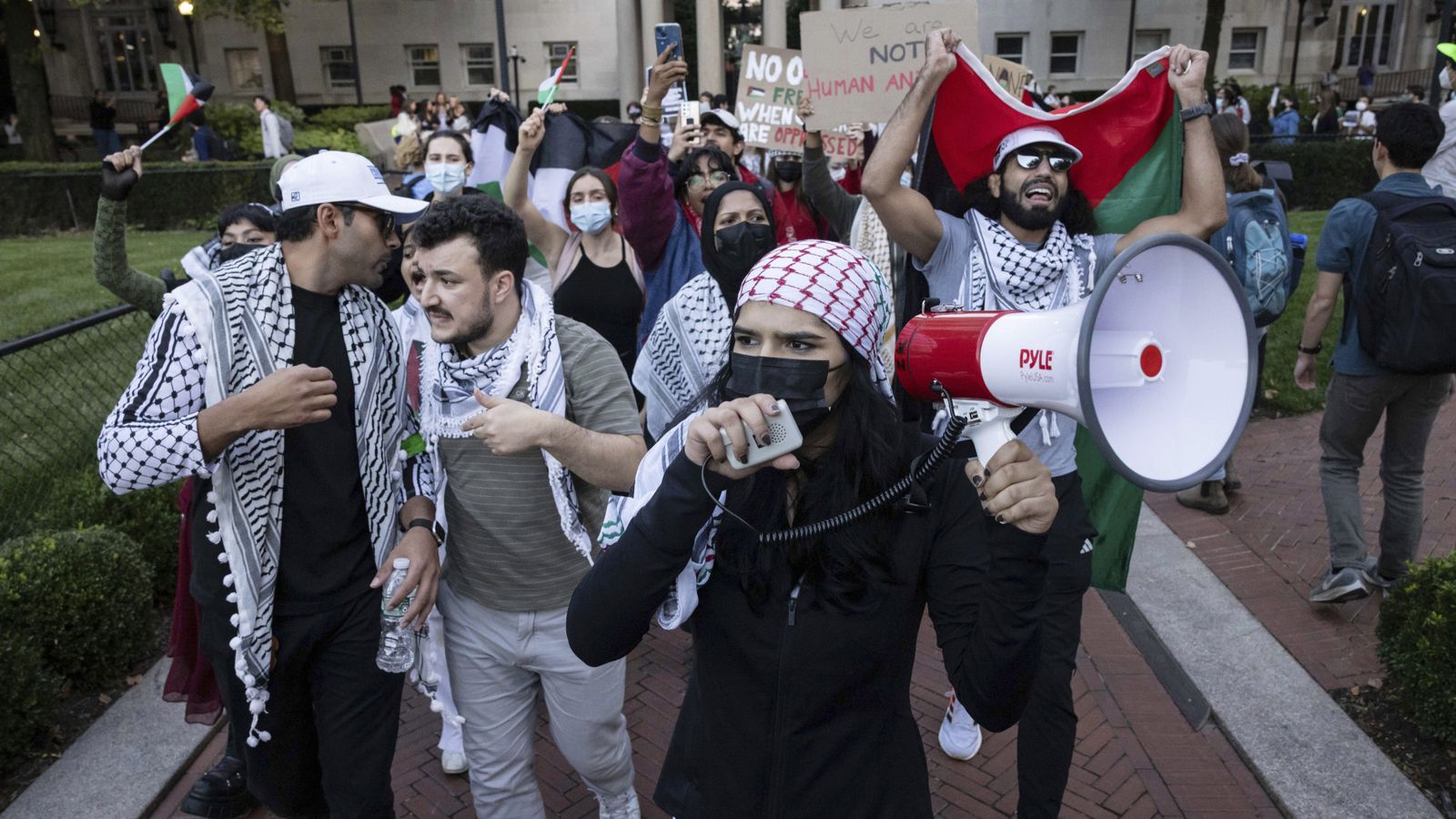 Die Universitäten Brandeis und Columbia suspendieren pro-palästinensische Studentengruppen