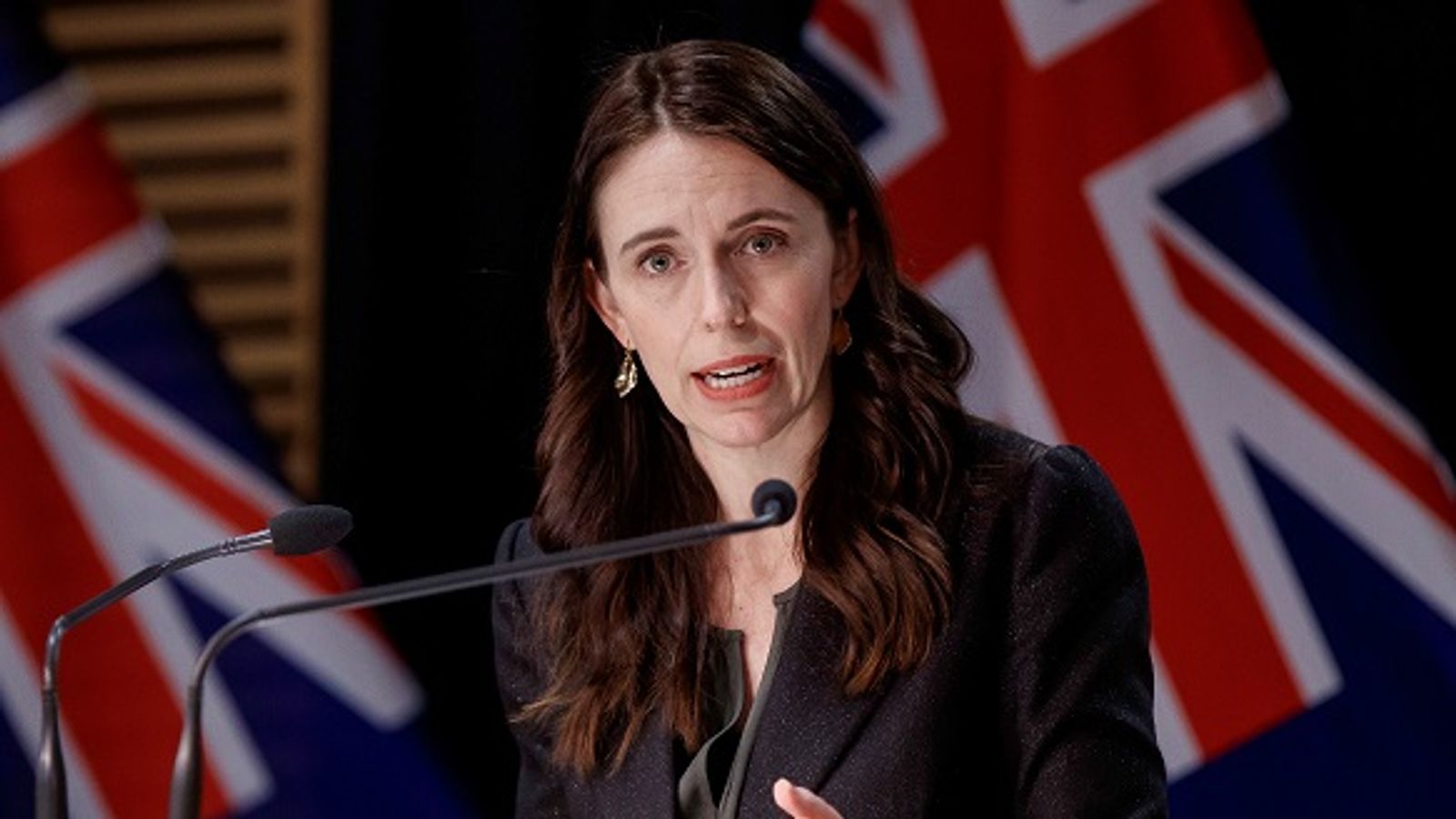 Jacinda Ardern and her government soar in popularity during coronavirus  crisis, Jacinda Ardern