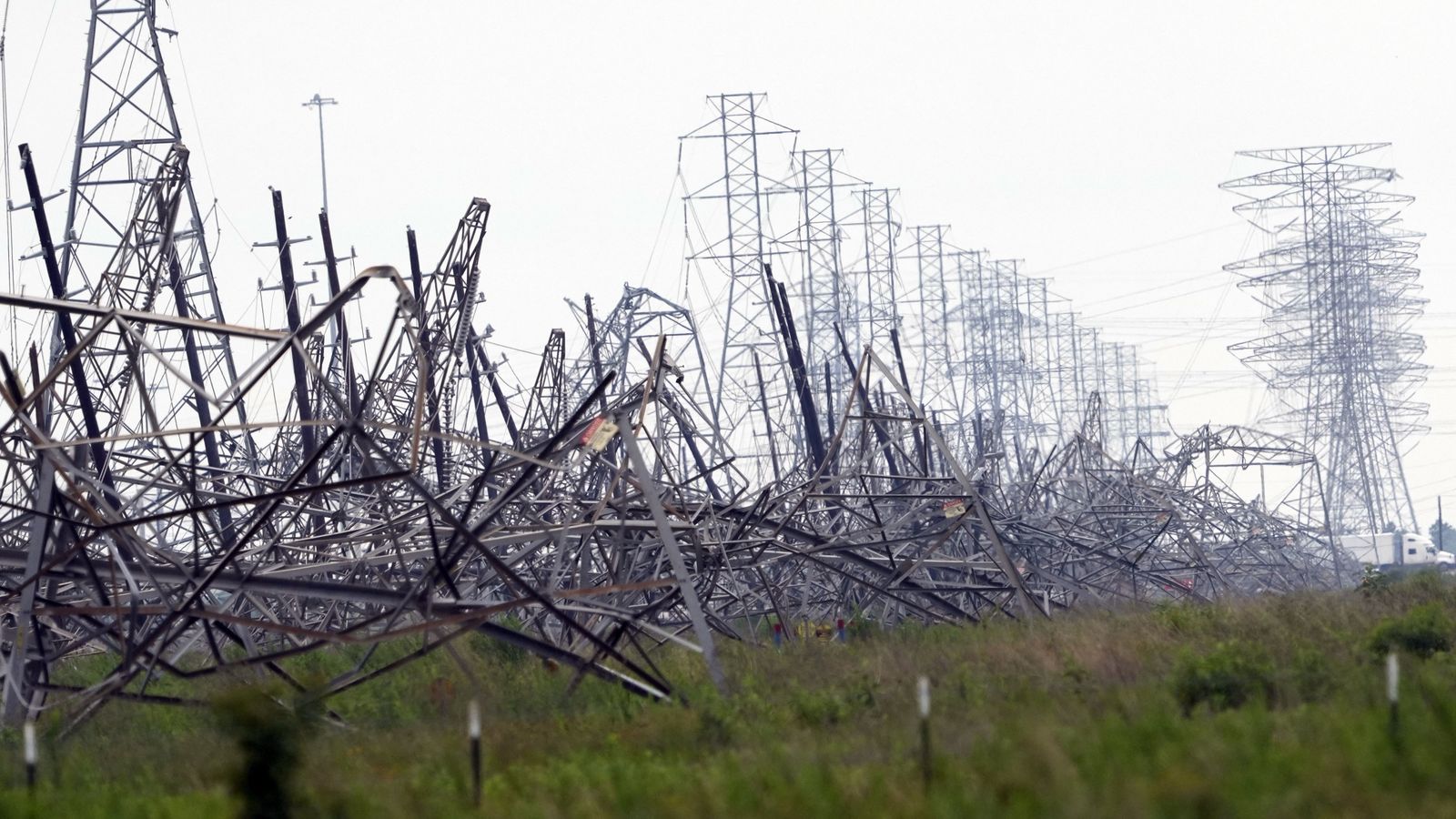 Powerful storm winds hit Houston, Texas leaving 5 dead and 740,000 ...