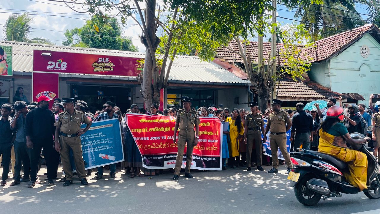 උතුරු නැගෙනහිර රැකියා විරහිත උපාධිධාරීහු විරෝධතා දක්වති – ඉදිරි මාවත කුමක්ද?