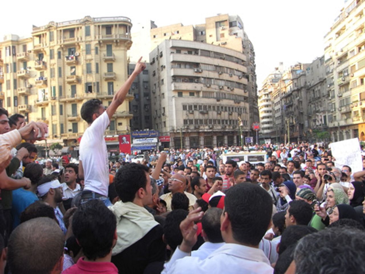 Demonstranten auf dem Tahrir-Platz skandieren Parolen gegen Tantawi und fordern eine zweite Revolutio